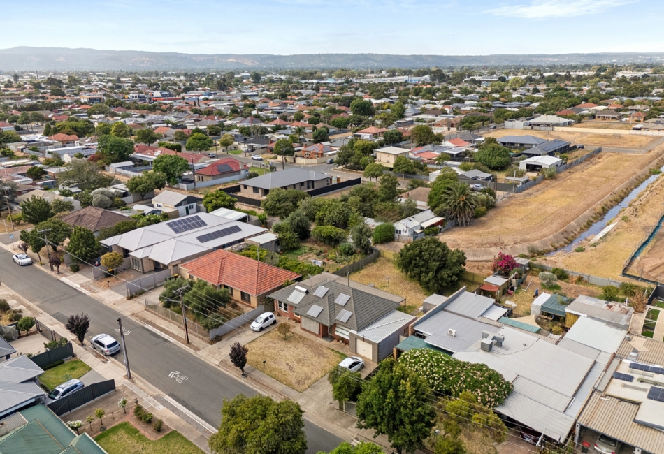 27- Lyons Street, Brooklyn Park, SA 5032 AUS